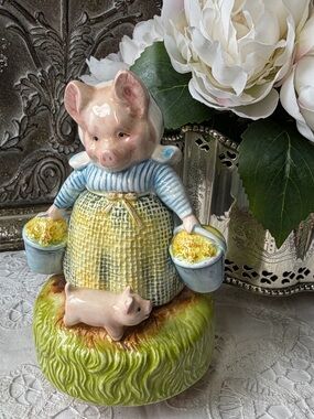 Vintage 1981 pig & baby ceramic figurine Beatrix Potter Aunt Pettitoes Music Box